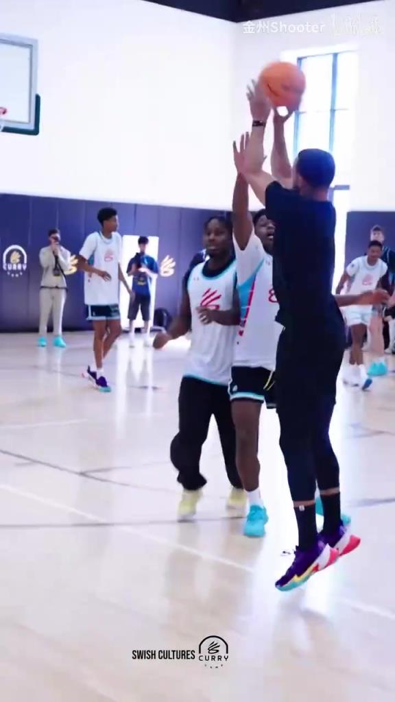 连续送妙传！库里训练营和小米切尔各自带队打对抗赛！