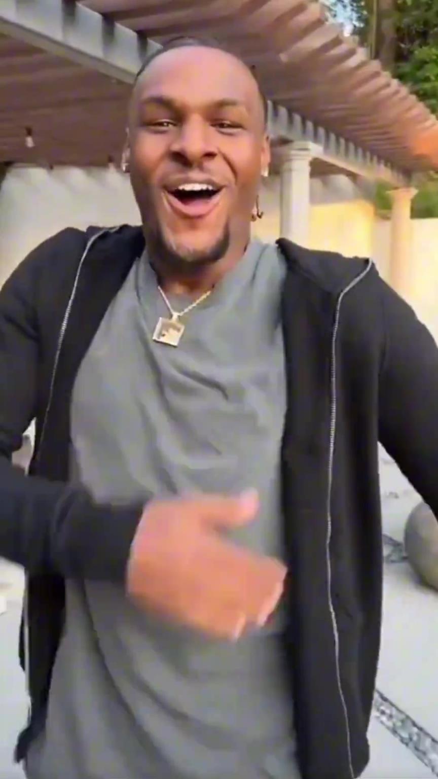 一家“詹黑”~詹姆斯被一家人模仿逗比瞬间