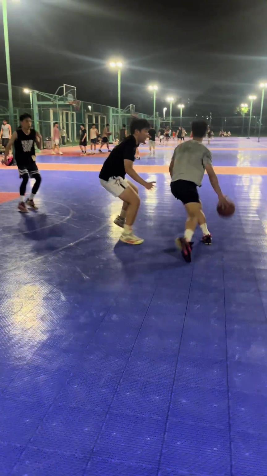 不是哥们 野球场有詹姆斯啊？战斧飞扣惊呆妹子