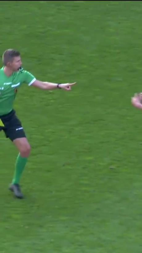 球员四秒内连拿两张黄牌！球员：这裁判自己往我手上撞……