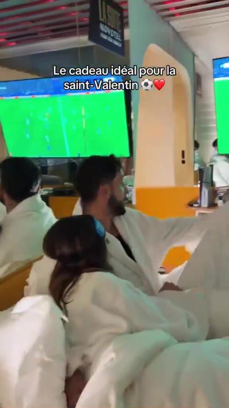 当情侣正在王子公园球场套房里亲热，此时大巴黎反超比分！