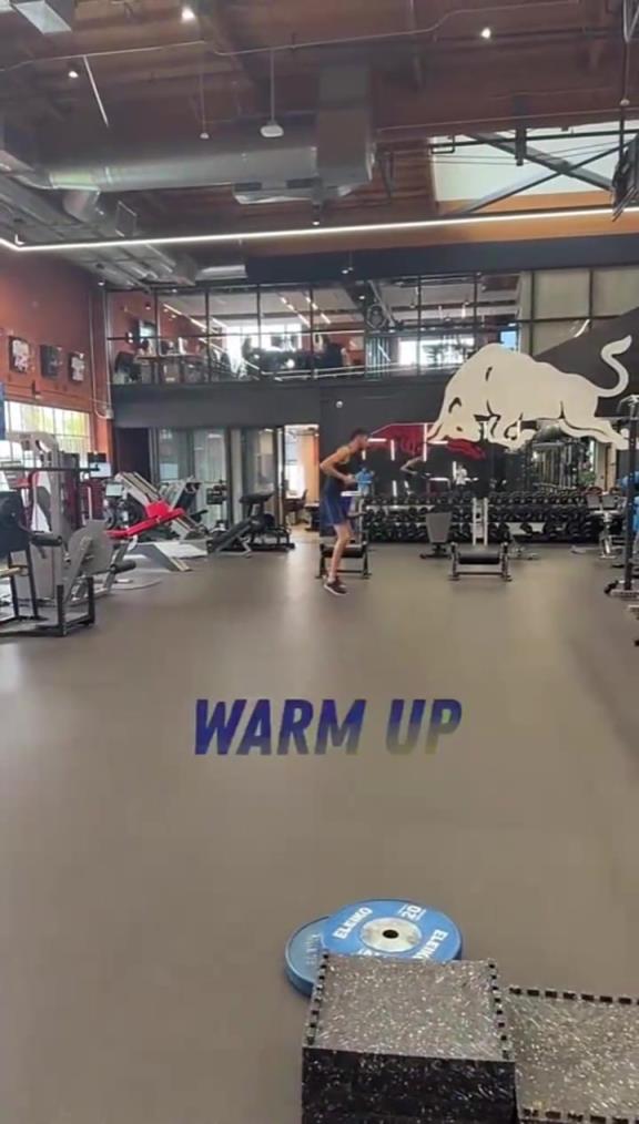 这腿真是细啊！切特依然在努力训练！挂肉确实慢啊~