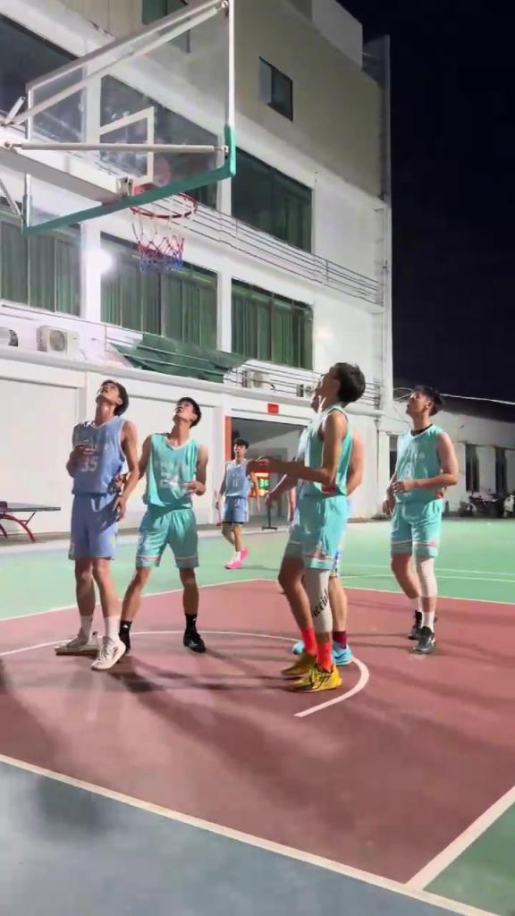 这球走步了吗？有的人说好球有的人说很别扭是走步