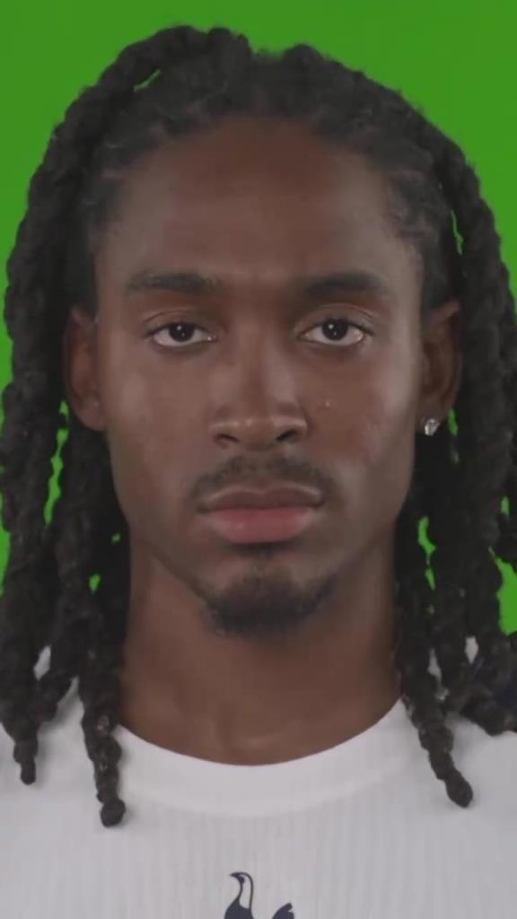 这个怼脸太过分了！热刺球员念自己的名字！咋那么逗呢？