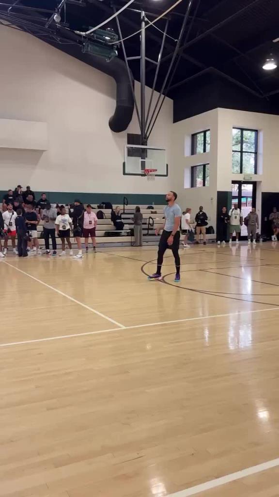 库里训练营连续命中超远三分！