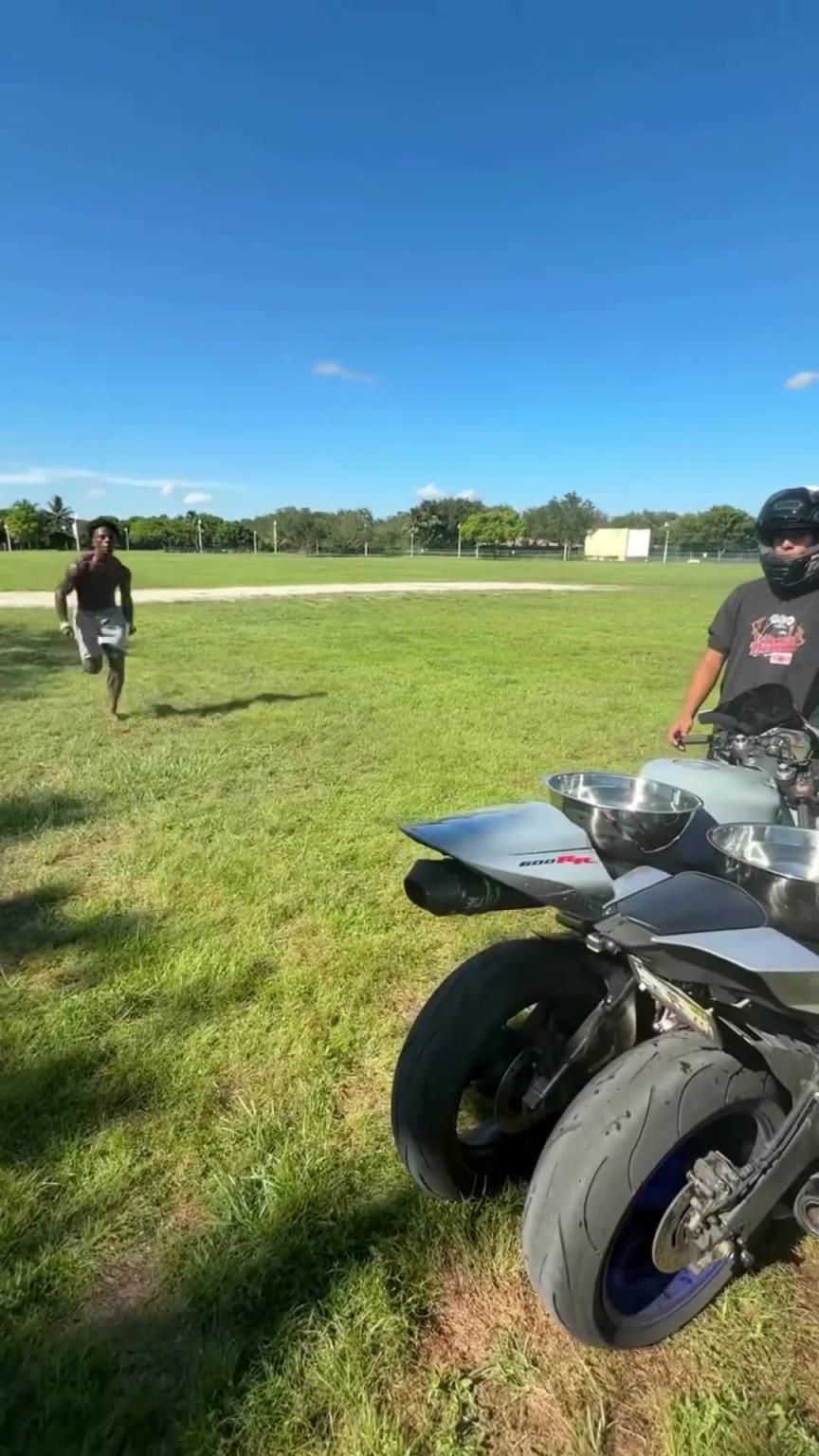 Siuuu！！！甲亢哥挑战蜻蜓点水成功后模仿C罗庆祝