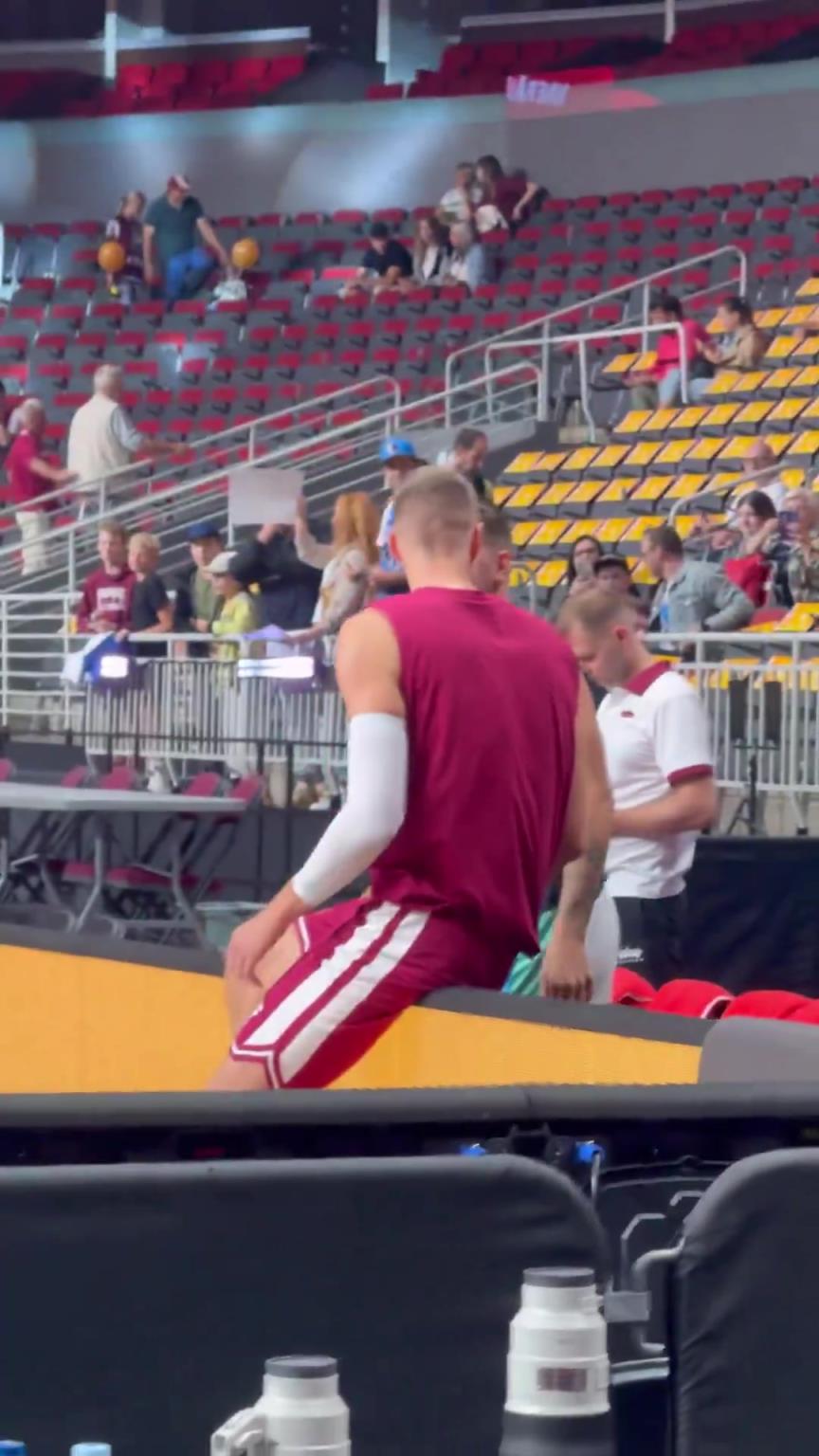 都聊啥呢？波尔津吉斯赛前与东契奇友好交流了一番！