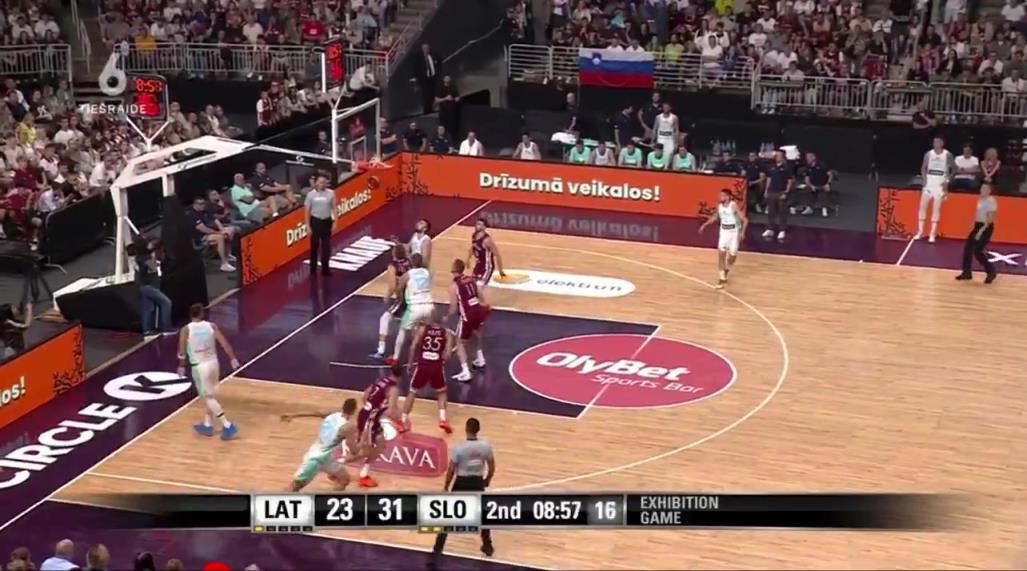 减肥后的东契奇，身体控制能力更强了，如此失衡依旧打进神仙球！