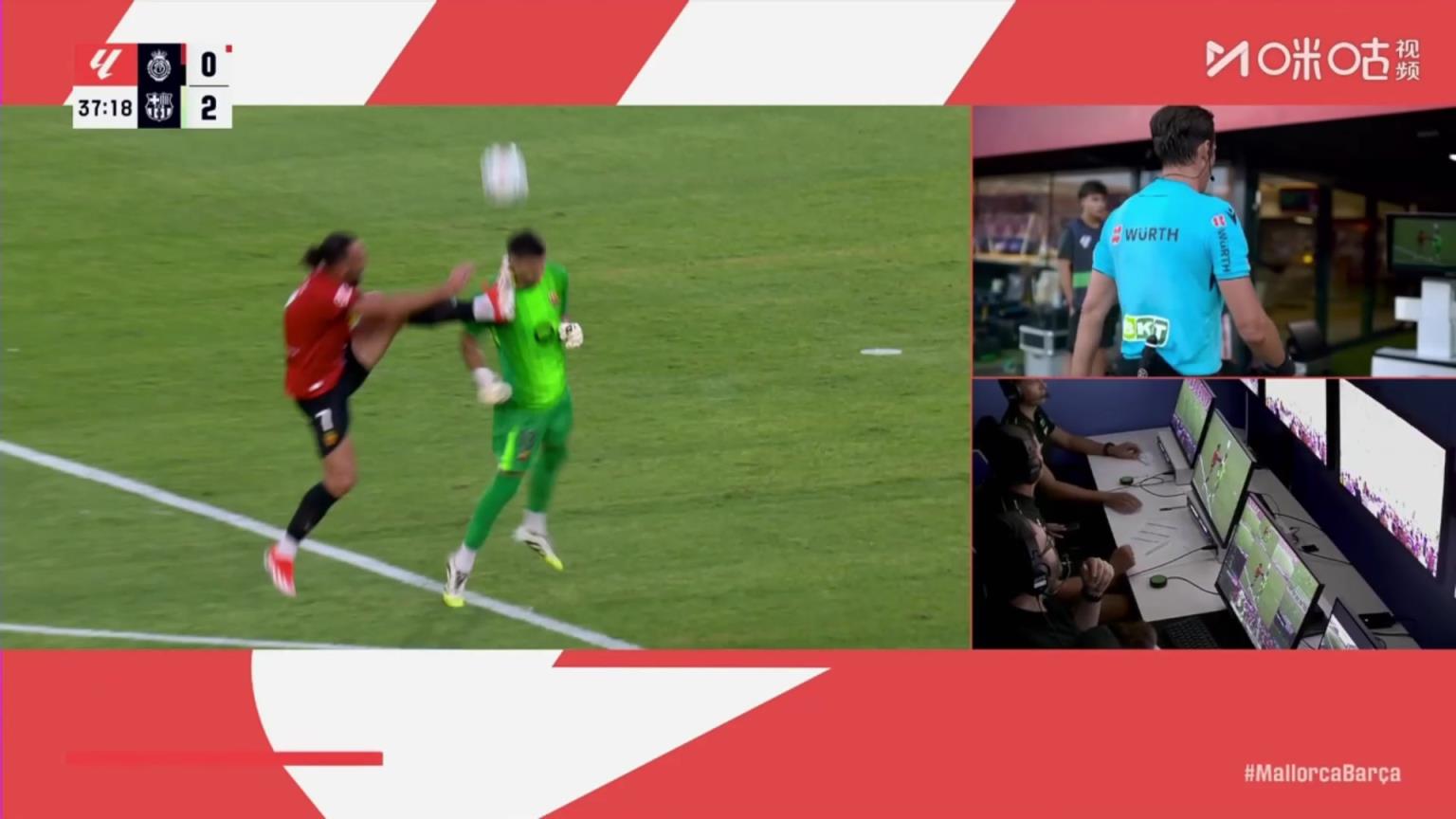 完全失控了！穆里奇飞踹加西亚，主裁查看VAR直红罚下！