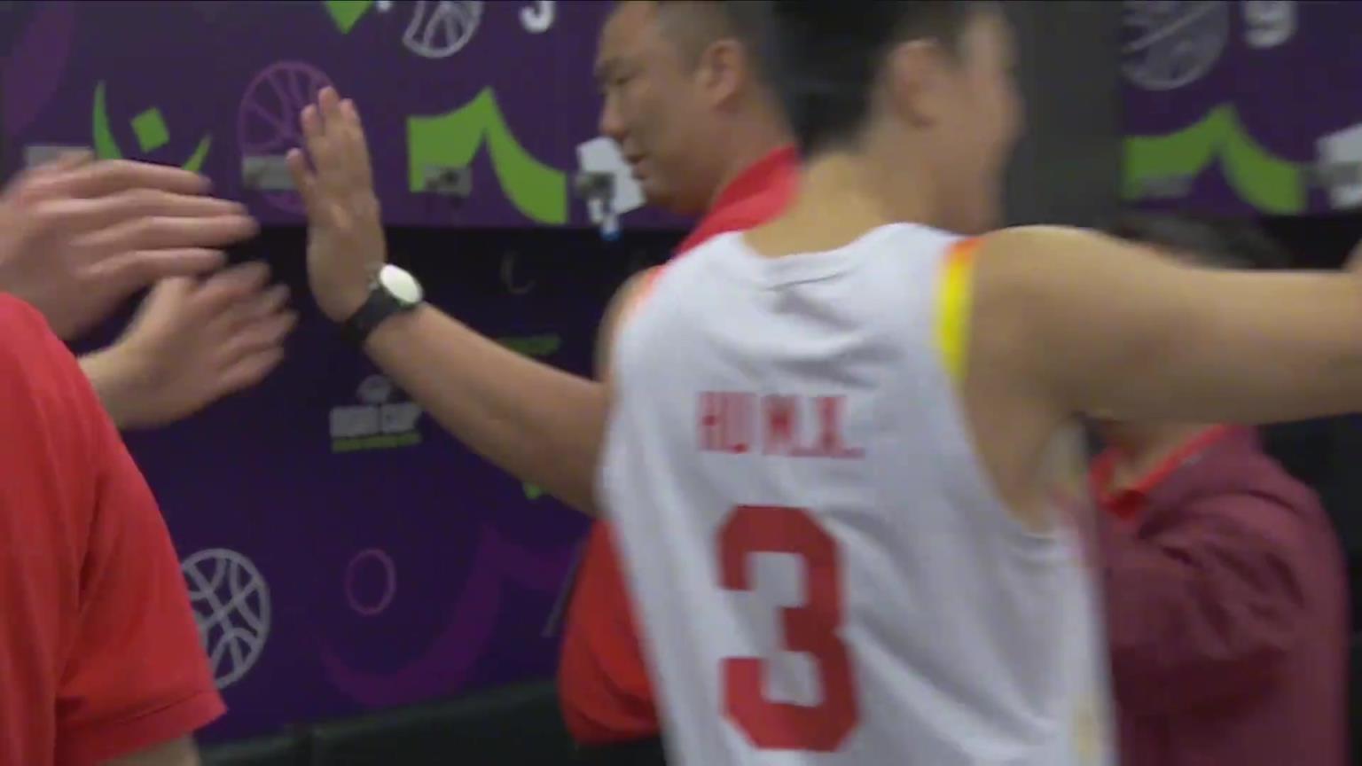 别低估一颗冠军的心！半决赛赢球的中国男篮赛后集体狂欢庆祝