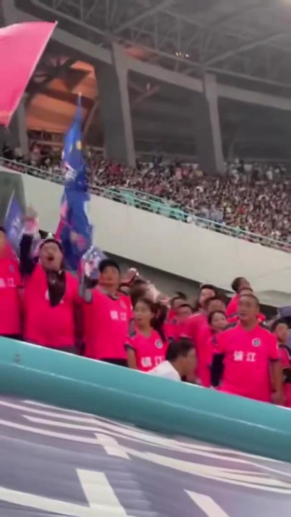 逆天！镇江球迷骂常州球迷还骂自家球员，苏超氛围都这样了嘛