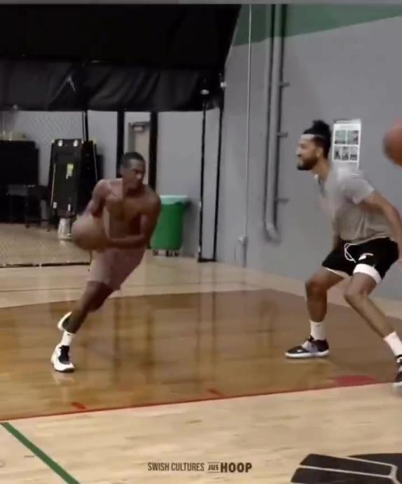 隆多美式1v1单挑有多无解？靠一张大掌玩转对手！