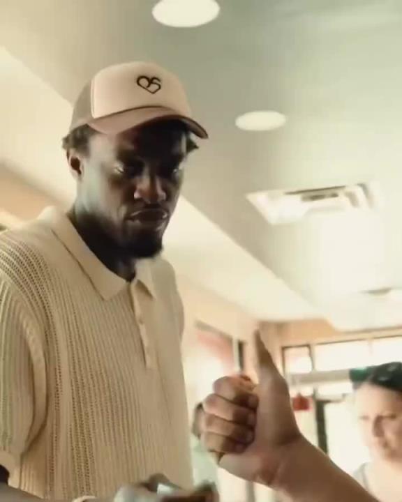 西亚卡姆路过奶茶店 当场豪掷100美金请所有排队的大学生喝奶茶