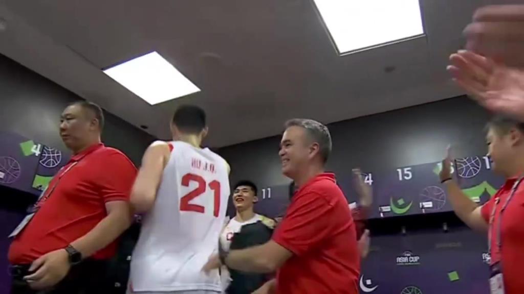 王仕鹏盛赞郭士强：他打着世界最先进的篮球 防守反击挡拆三分