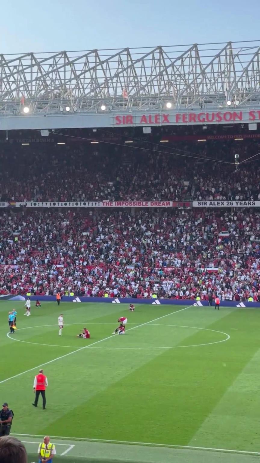 非常令人沮丧的结果，比赛结束时，曼联几名球员已经瘫坐在草坪上