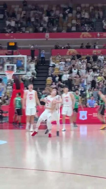 今天就差一点！胡明轩在去年曾大心脏三分绝杀尤文图特！