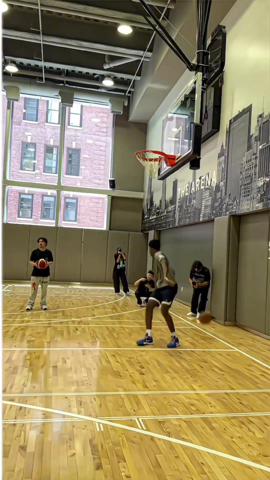 老詹一家轮番秀扣篮！现在爷仨最能跳的应该是布朗尼了