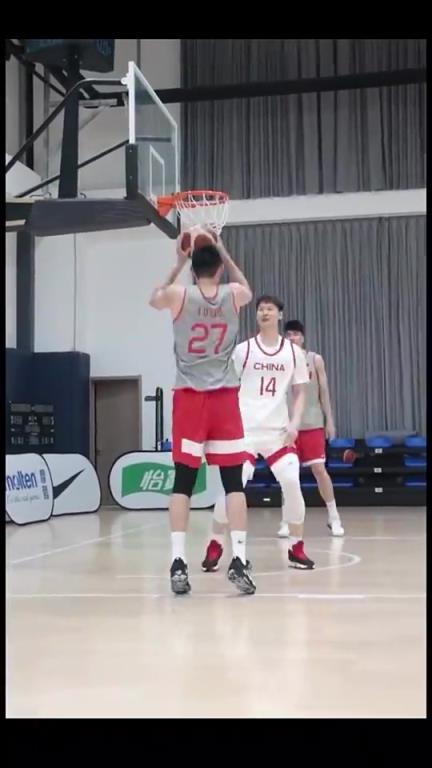 曾经男篮集训的传球训练，王哲林越练还越开心了