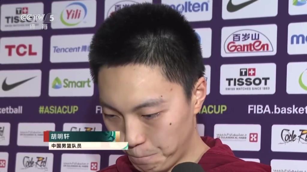 胡明轩赛后：新一届男篮，不管是生活还是比赛训练都非常有凝聚力