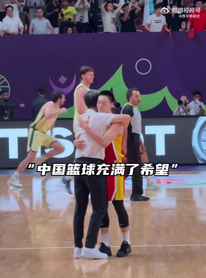 球迷视角下胡明轩最后一投虽投丢，但郭士强立马上前给拥抱！！