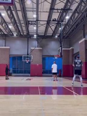 要进化成空间型内线了吗？哈腾练习底角三分！