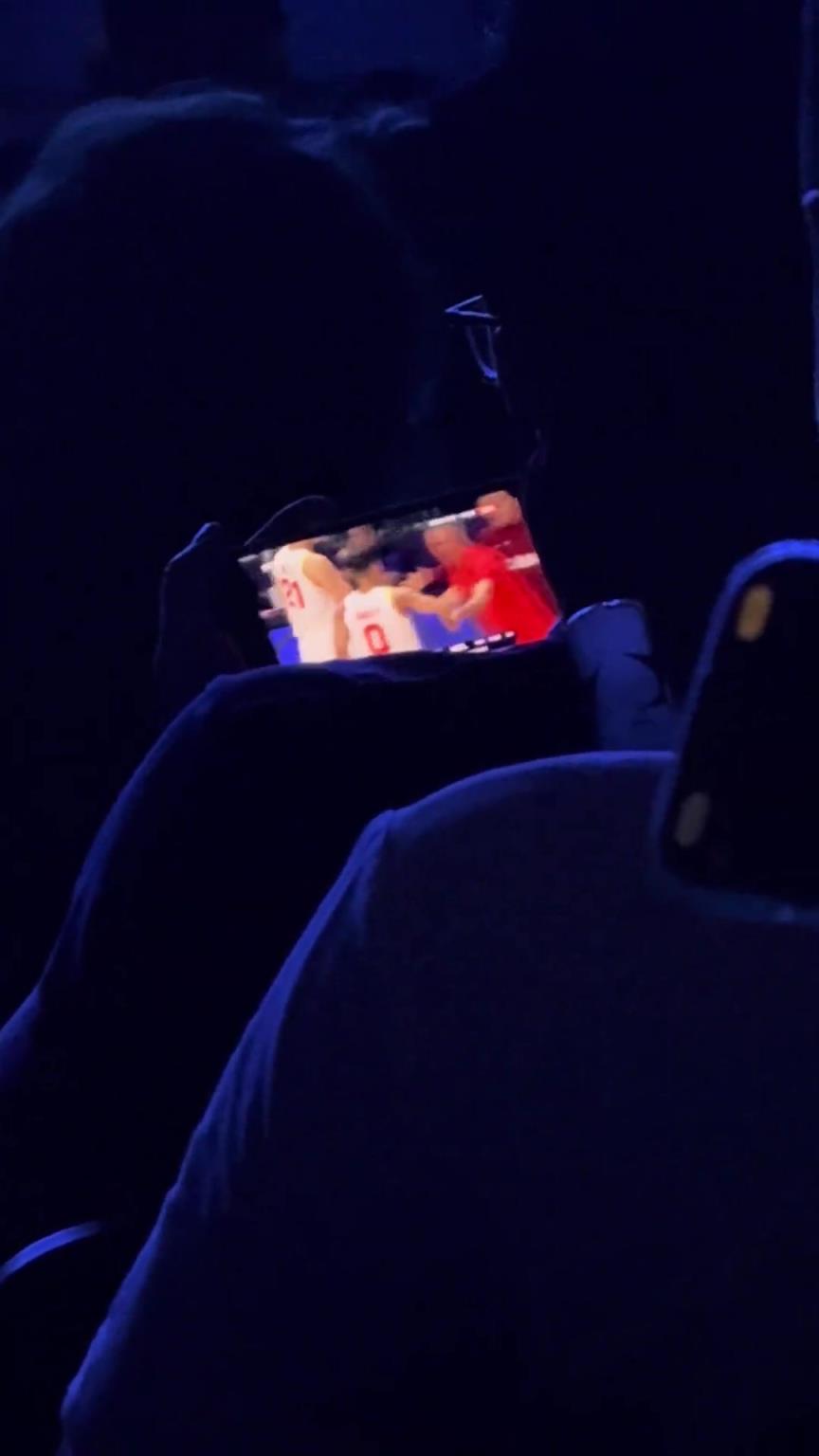 他太爱篮球了！男歌迷在邓紫棋演唱会上看中国男篮亚洲杯决赛直播