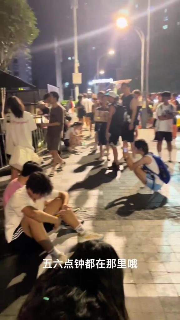 只为见偶像一面！库里球迷在酒店蹲守 从下午一直等到晚上12点