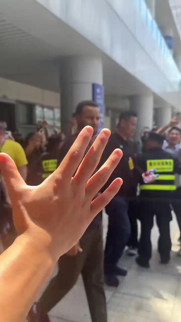 球迷对库里喊詹姆斯！库里皱眉：大家觉得我该揍这个不长眼的吗