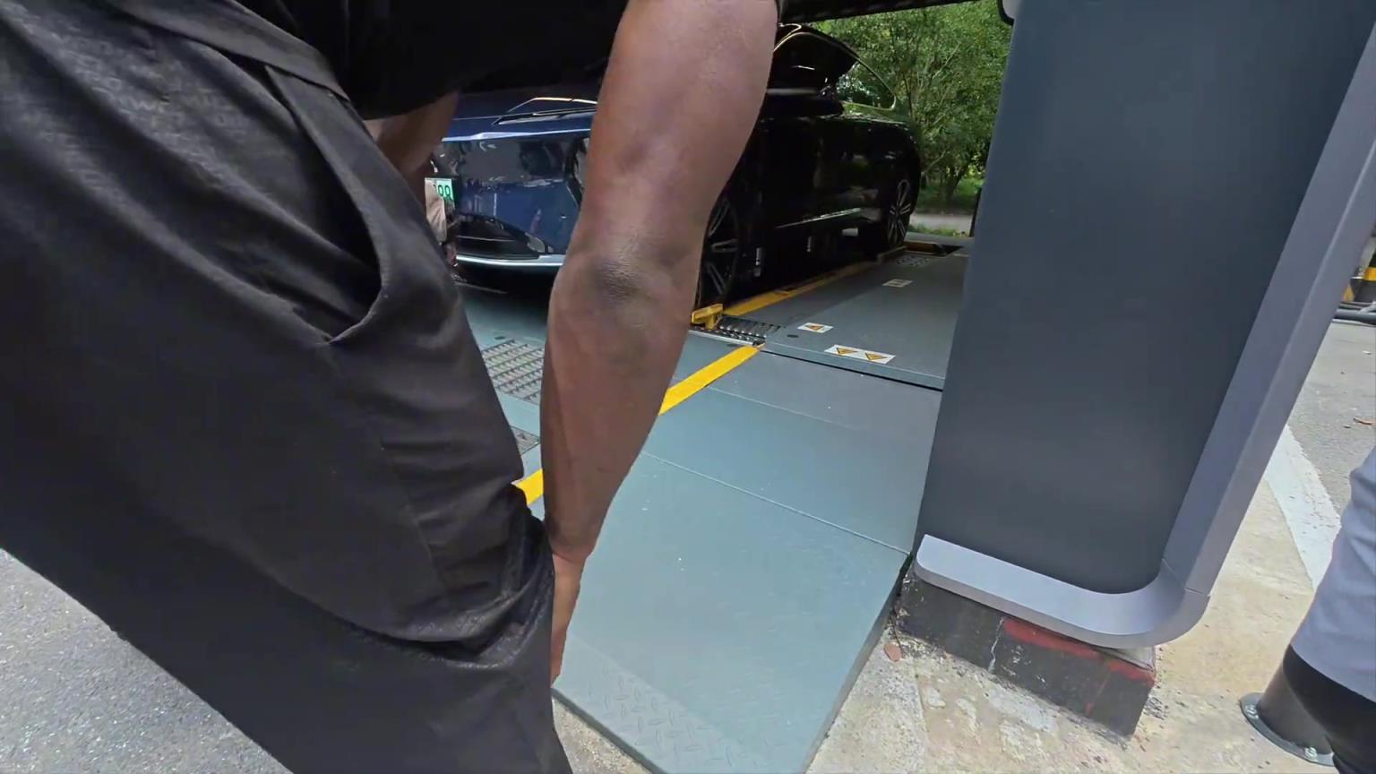 主播王子星：带杰伦-布朗体验蔚来换电！直接趴下观看