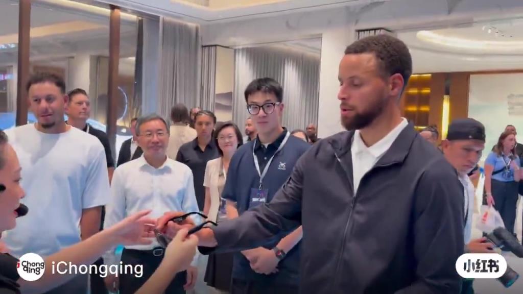 中国真是另一个层次！上高科技：库里体验实时智能翻译眼镜