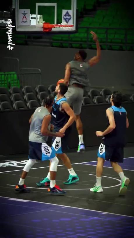 经典一条龙劈扣！字母哥备战欧锦赛 冲起来没有地球人能挡得住啊