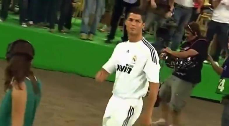 女记者肉眼可见的开心啊！名场面！C罗：别说话，让我吻你！