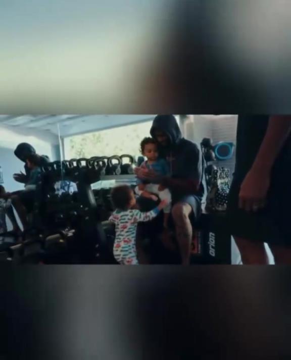 他们的儿子也会延续兄弟情谊！SGA和沃克一起带娃！