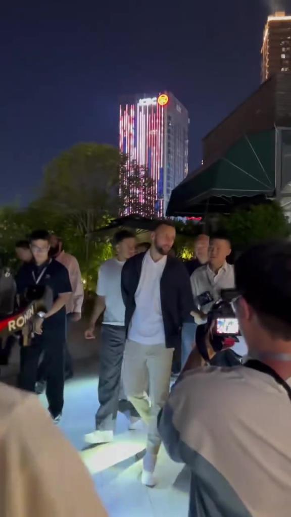 老干部？！库里这一身行头 有点领导来渝视察的味道