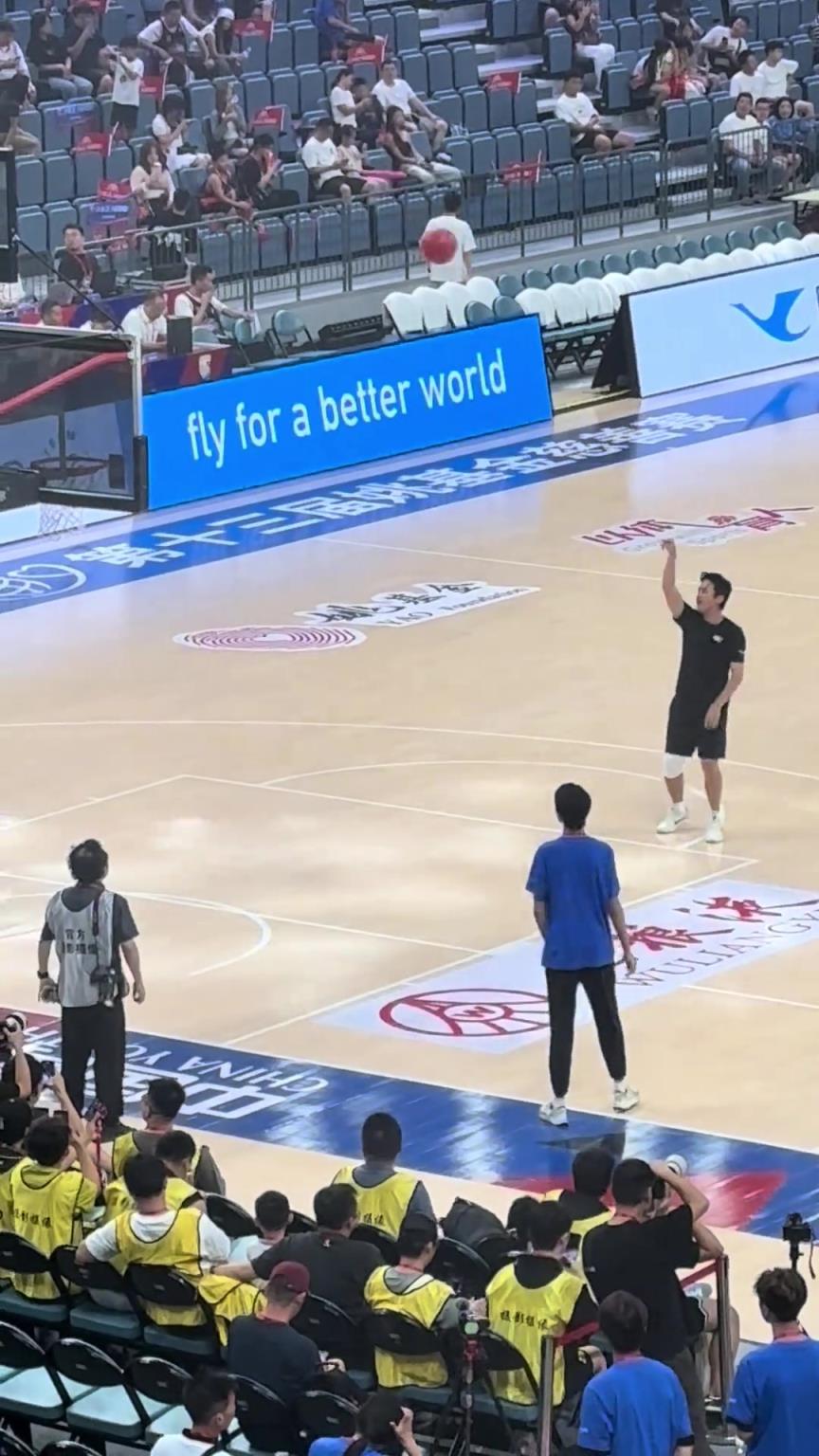 邓超在姚基金慈善赛赛前训练投篮 虽然好几个打铁但水平也不错吧