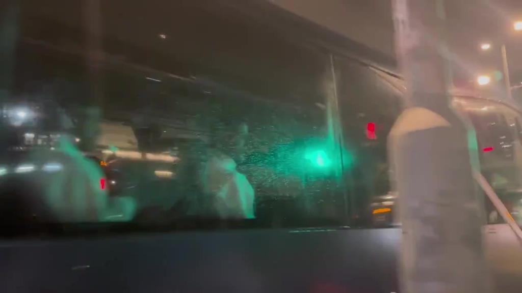 球迷遇到利雅得胜利大巴，C罗在大巴车上跟球迷打招呼