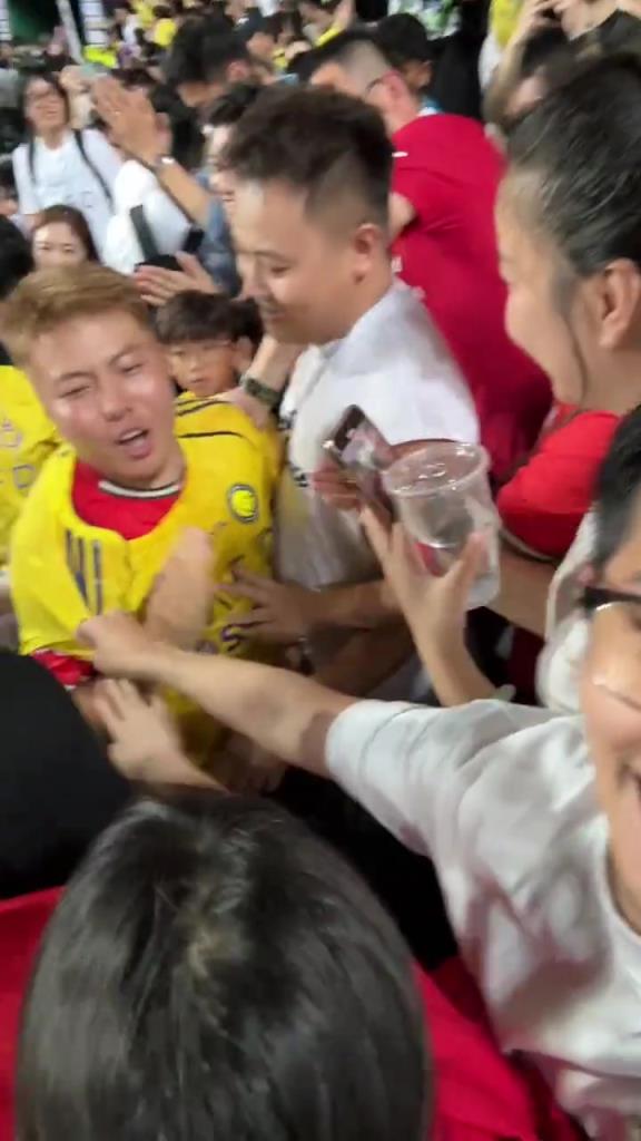 幸运儿找到了！C罗落场球衣被这位兄弟拿到并穿上，运气是真好啊