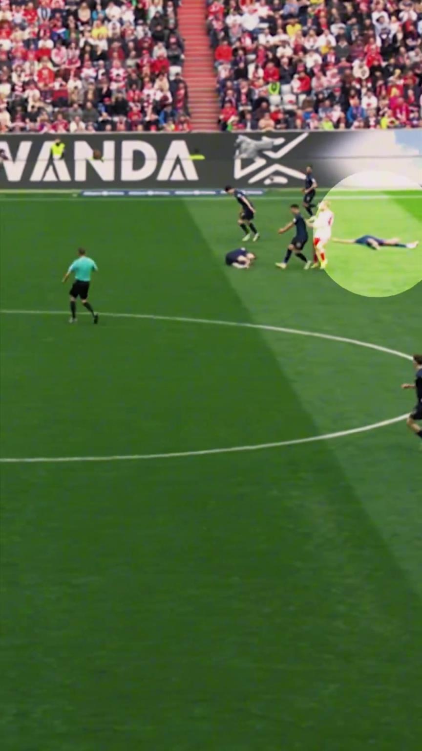 裁判跑过去的一刹那，似乎散发着万丈光芒✨