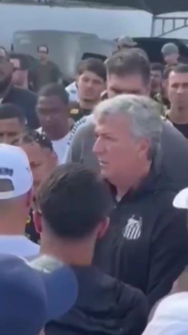 内马尔场外接受球迷指责：如果你哭了，想象一下其他人会怎么样