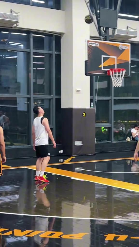 企业家球局赛：不得不说现在的大爷真的很稳！猜猜多少岁了？