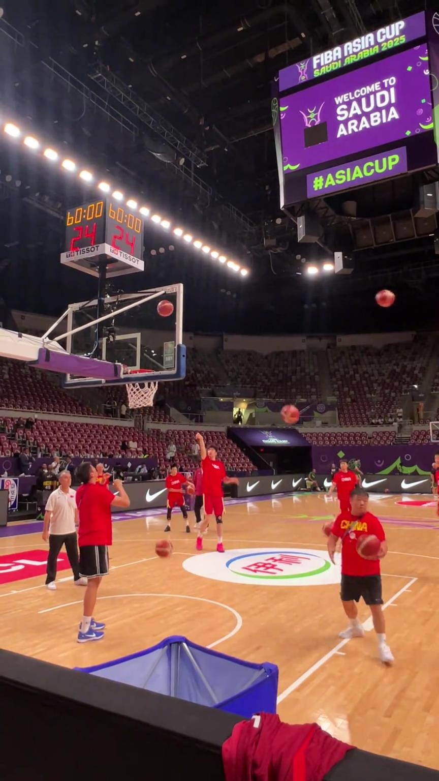 中国男篮现在热身投篮太准了！跟以前完全不是一个画风