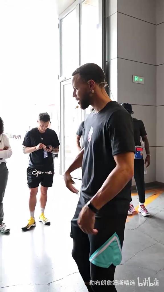 队长别开枪！库里中国行搞笑瞬间：不装了，直接上才艺！