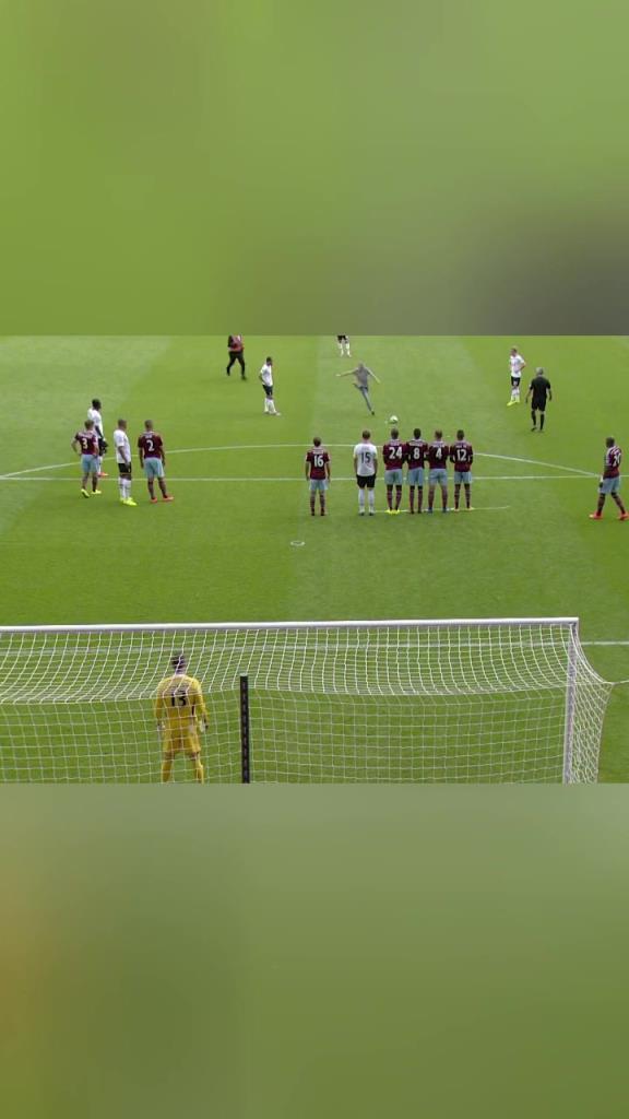 他还踢了个死角！叫你进来是看球，没叫你进来踢球！