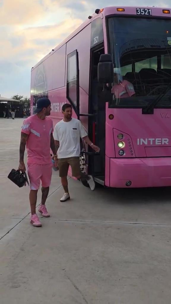 缺席今天比赛！梅西穿着便装抵达球场支持球队！