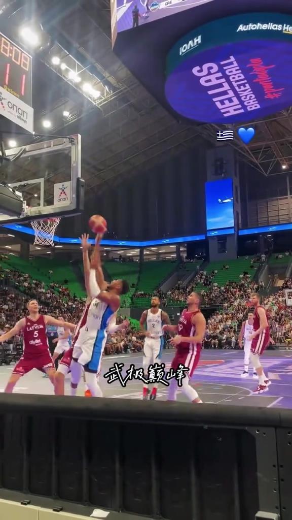 15分钟砍25+10！字母哥篮下强打铂金后大秀肌肉