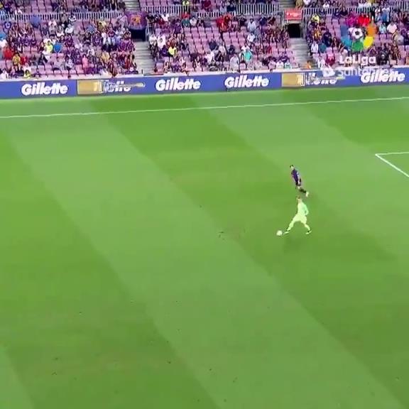 甚至还带着一丝笑容！名场面：特尔施特根的挑球过人！