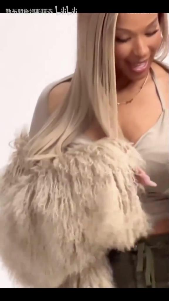 只有她知道巅峰詹姆斯有多强！萨瓦娜的颜值你们觉得怎么样？