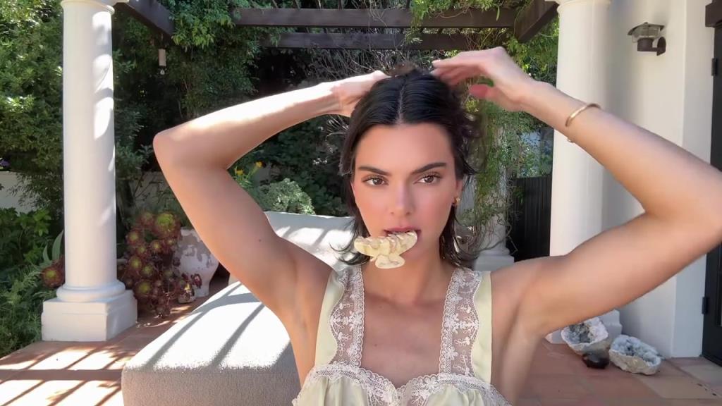 肯豆自拍晒自己化妆视频，这颜确实耐看啊！