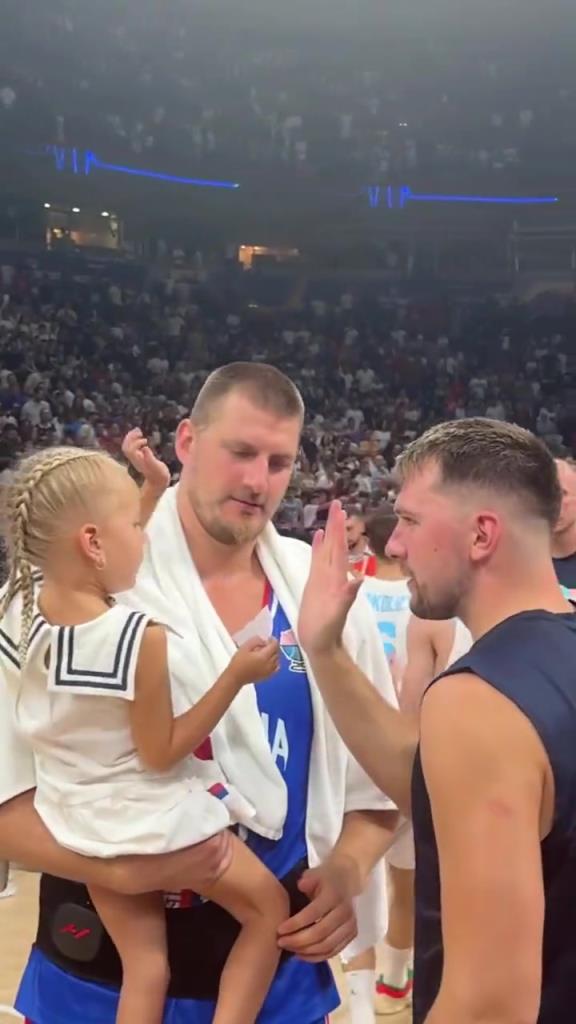 塞尔维亚热身赛34分大胜斯洛文尼亚 约基奇女儿赛后击掌东契奇