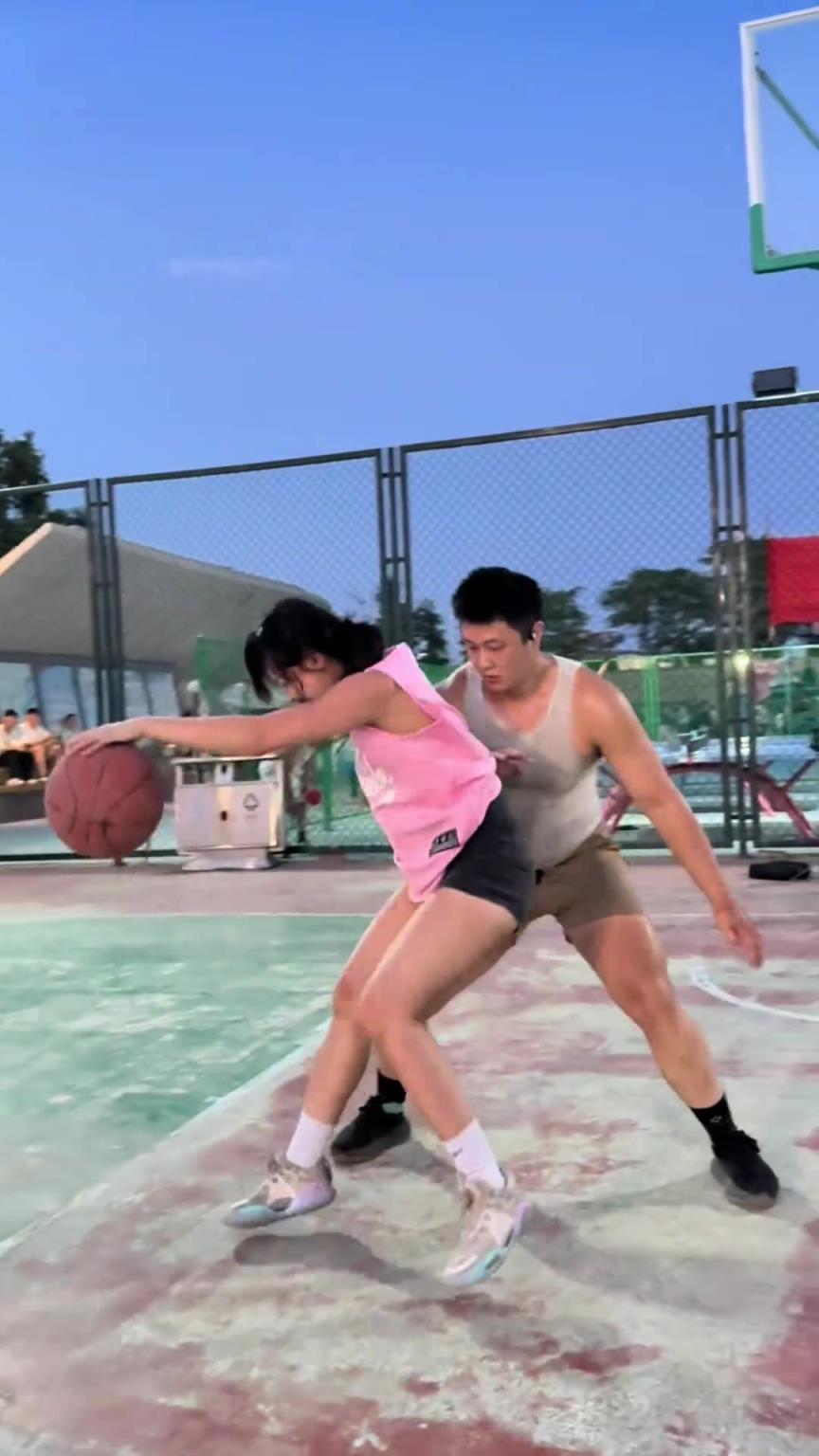 不是哥们 你都快200斤了 背打大妹子是真的身体撞啊？